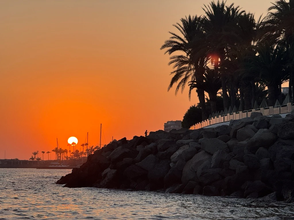 The sunset has plenty of rizz.